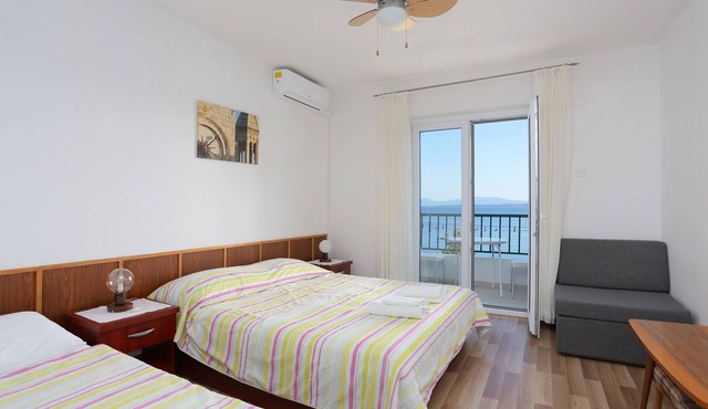 Three bedroom apartment near beach Igrane (Makarska) (A-6653-d)