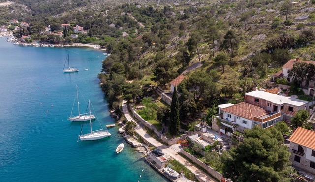 Three bedroom apartment near beach Bobovišća na Moru, Brač (A-5682-a)