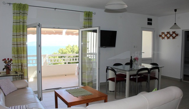 Three bedroom apartment near beach Mimice, Omiš (A-2774-b)