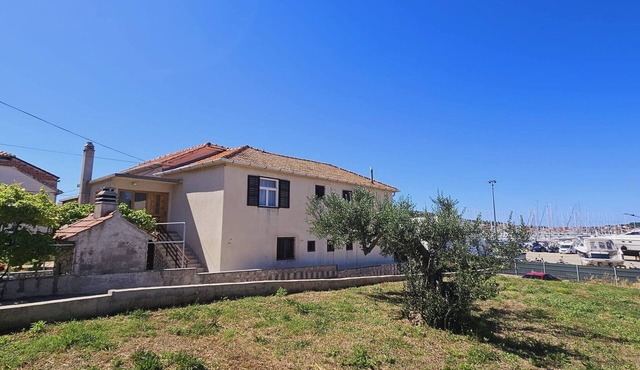Three-bedroom apartment in Murter