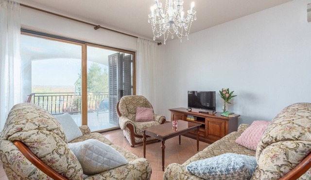 Three-Bedroom Apartment Katalin I in Musalež