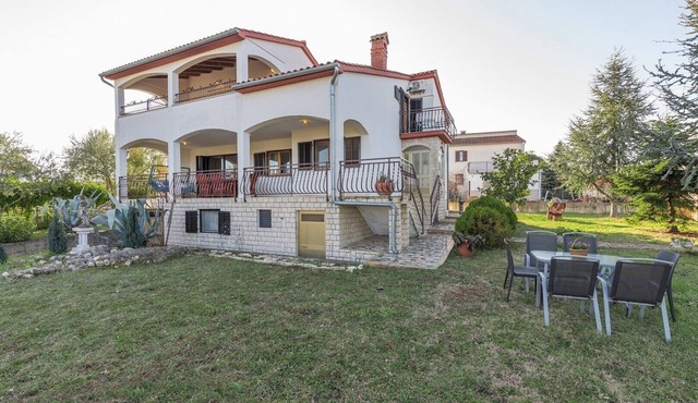 Three-Bedroom Apartment Katalin II in Musalež