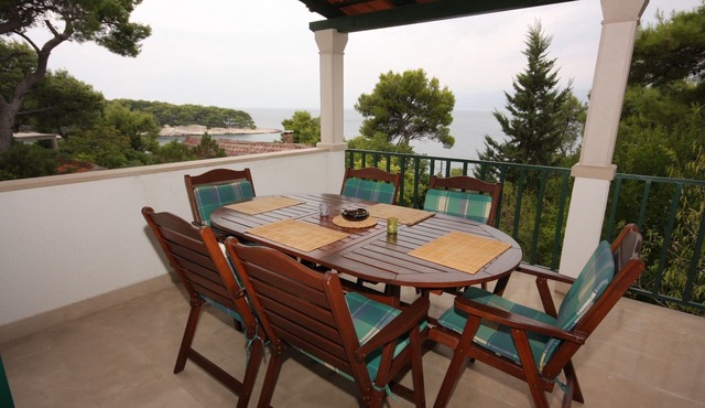 Three bedroom apartment near beach Splitska, Brač (A-2865-a)
