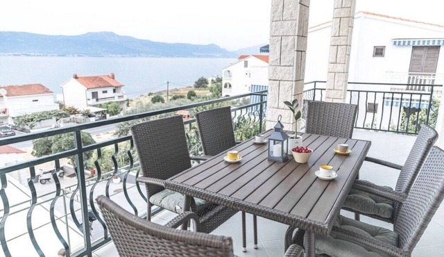 Three bedroom apartment with terrace and sea view Slatine, Čiovo (A-9433-c)