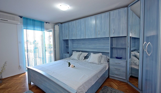 Three bedroom apartment with terrace and sea view Supetar (Brač) (A-5665-a)
