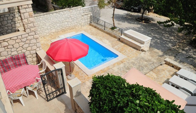 Three bedroom apartment with terrace and sea view Supetar, Brač (A-11360-a)