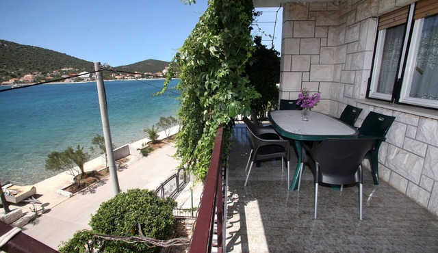 Three bedroom apartment near beach Vinišće, Trogir (A-4892-b)