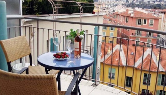 Three bedroom apartment with 2 bathrooms. On the 7th floor. Terrace!