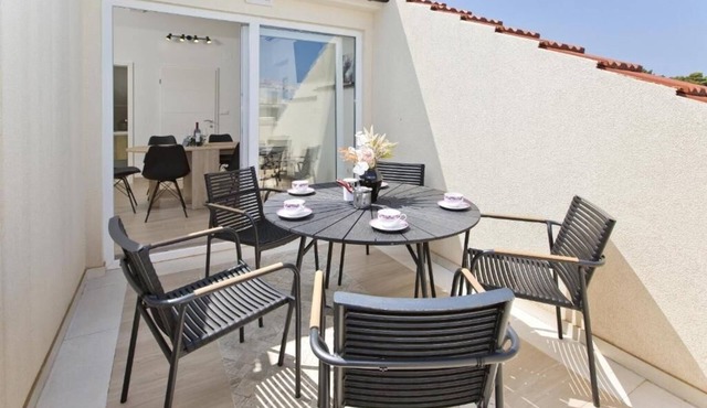 Three bedroom apartment with terrace Hvar (A-25301-d)