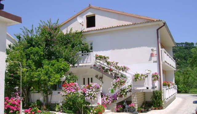 Three bedroom apartment with terrace Palit, Rab (A-14610-a)
