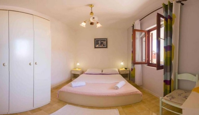 Three bedroom apartment with terrace and sea view Milna, Vis (A-8896-b)