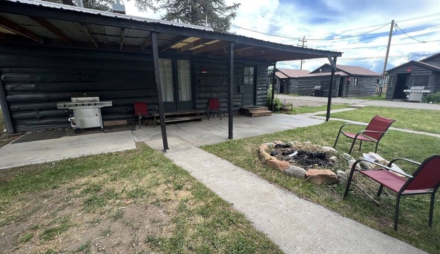 Three Bedroom Cabin with Full Kitchen
