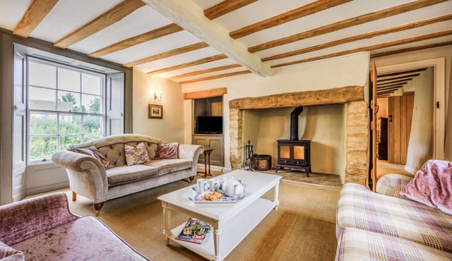 Three bedroom Cotswold holiday home near Bourton-on-the-Water -The Old Farmhouse
