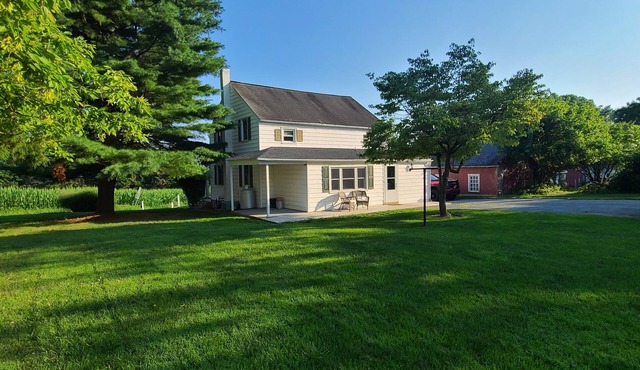 Three bedroom farmhouse,king size beds with country living