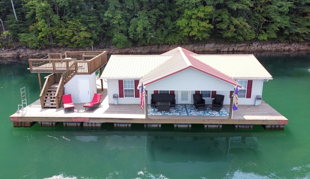 Three Bedroom FLOATING Home @Froggies/Whitman Hollow Marina.