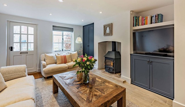 Three bedroom dog friendly holiday cottage - Honeysuckle Cottage, Lower Oddington