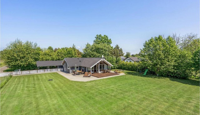 Three-Bedroom Holiday Home In Dannemare