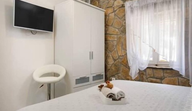Three Bedroom Holiday Home with Pool