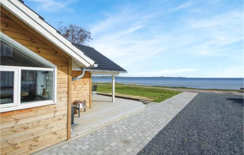 Three-Bedroom Holiday Home In Sjolund