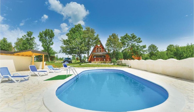 Three-Bedroom Holiday Home in Gracac