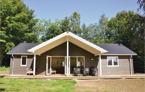 Three-Bedroom Holiday Home In Tikob