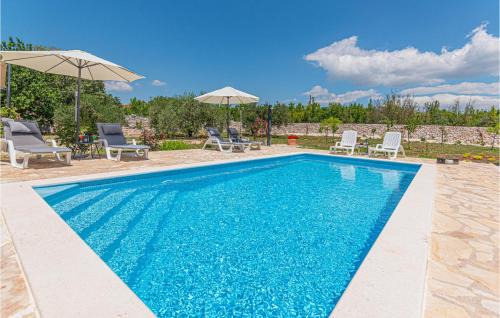 Three-Bedroom Holiday Home In Vinovo Donje