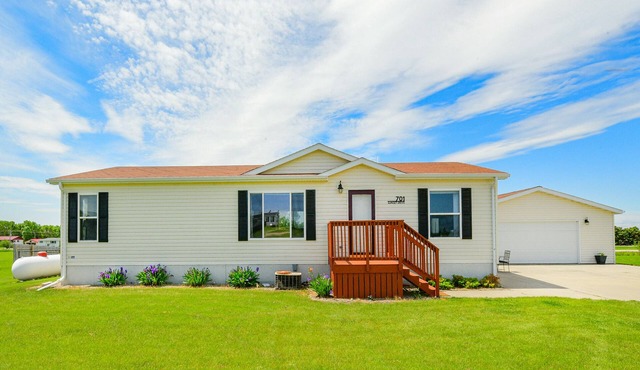 Three bedroom home on a large lot with a lake view