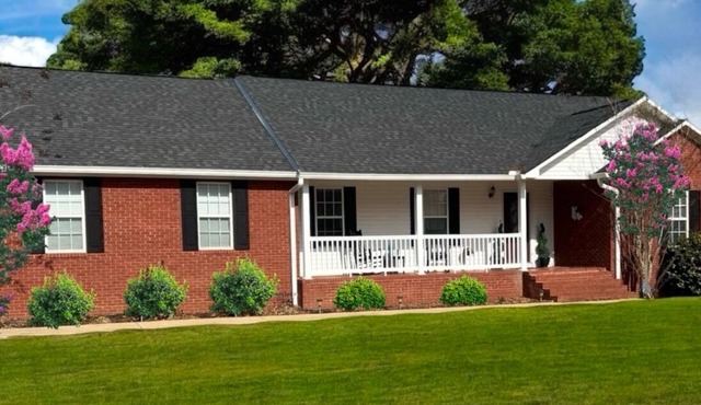 Three bedroom house in Oxford just minutes from Choccolocco Park and Talladega