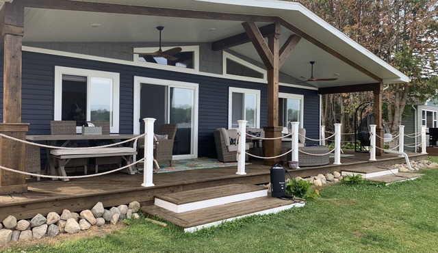 Three bedroom house with beach volleyball on the Tri-lakes