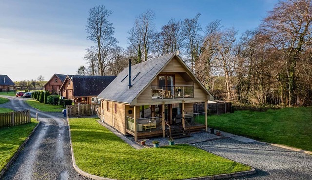Three Bedroom Lodge with Hot Tub and Log Fire | Maes-Artro-Lodge
