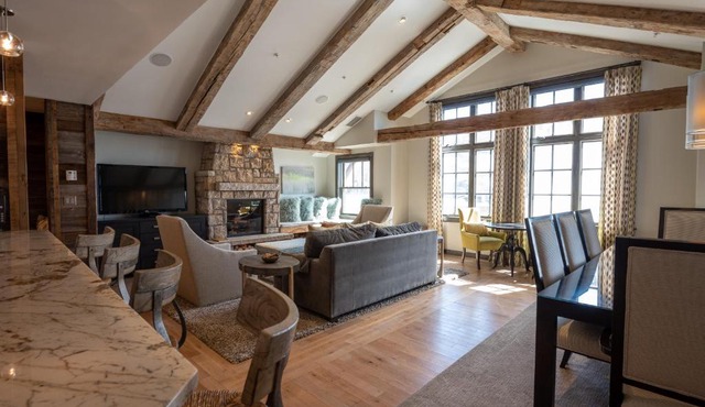 Three Bedroom Mountain Chic 6th Floor Penthouse with Amazing View condo