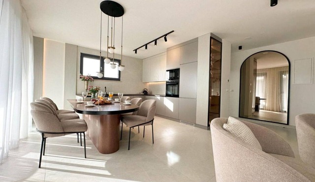 Three-Bedroom Penthouse with Infinity Pool (The Skyview Penthouse) - S4
