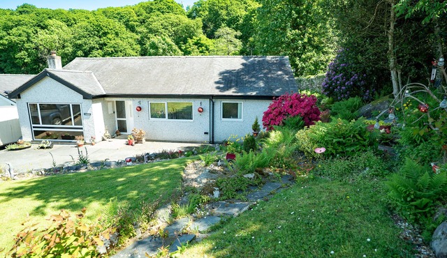 Three Bedroom Pet Friendly Holiday Cottage in Harlech | Mehefin