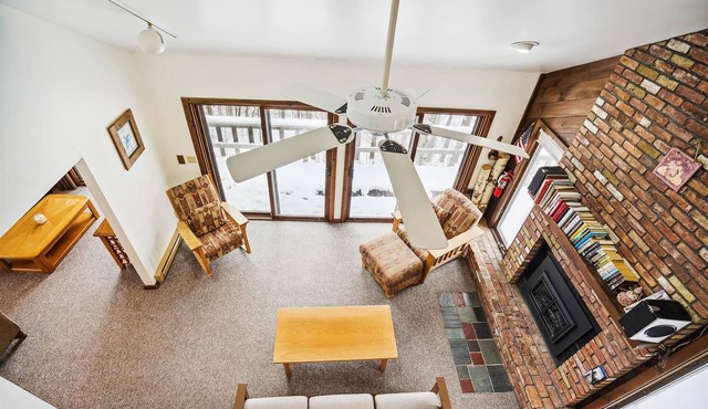 Three bedroom Private home with Beautiful Views & Short Walk to the Home Stretch Trail! Frosty