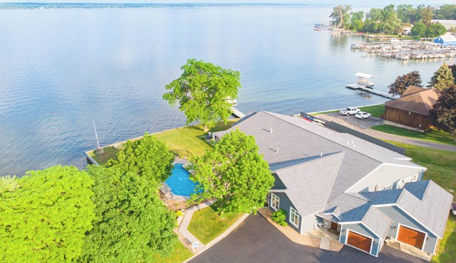 Three Bedroom South Condo at our Lakefront Paradise. Pool, Hot Tub, Kayaks and more. (Sleeps 6 Adults)