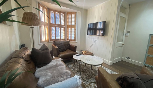 Three-Bedroom Terraced House in the Heart of Richmond with Outdoor Seating