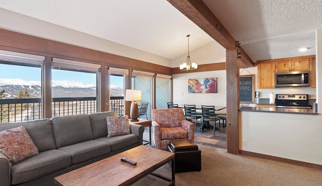 Three Bedroom Townhouse. AMAZING VIEWS. On bus route. Pet friendly.