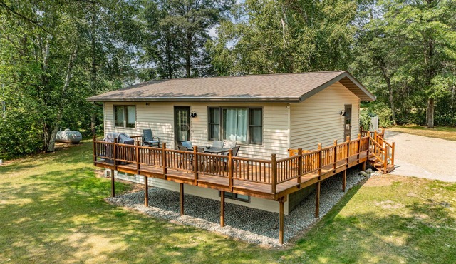Three Bedroom, Two Bathroom Home on Large Private lot on the Mississippi River