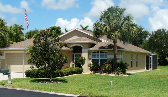 Three bedroom villa with heated pool and close to beaches and shopping