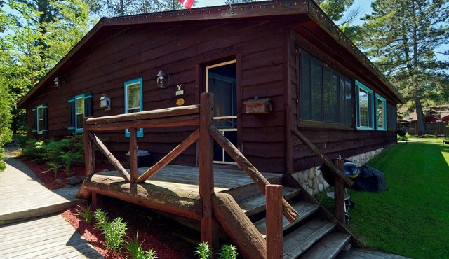 Three-bedroom with three queen beds and sofa sleeper, lake front on Big Round