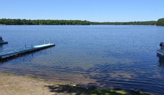 Three-bedroom with two queen beds, two twin beds, lake front on Big Round