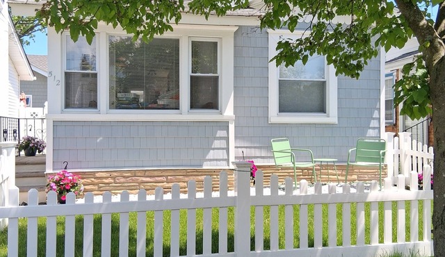 Three Blocks Bungalow, Charming bungalow 3 blocks from beach