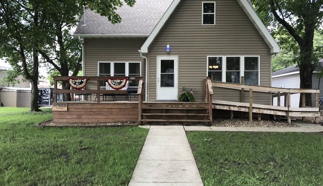 Three Blocks To The Lake! 4 Bedroom House With Two Stall Garage Sleeps 8