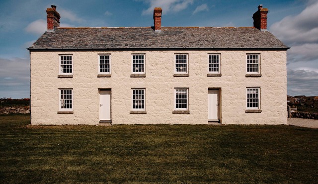 THREE CHIMNEYS, pet friendly, with open fire in Porthgwarra