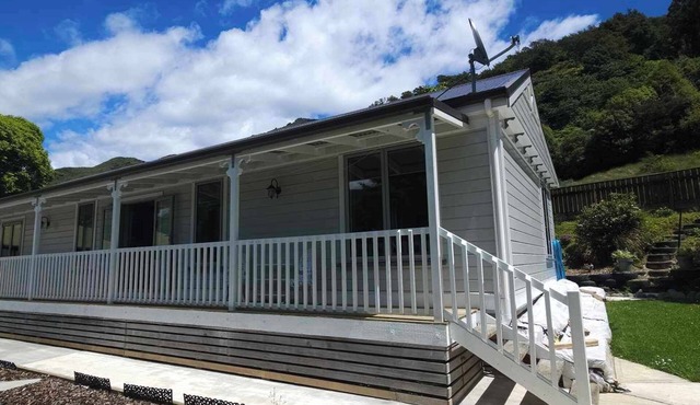 Three D's Cottage! Marlborough Sounds! Short walk to local shops & amenities!