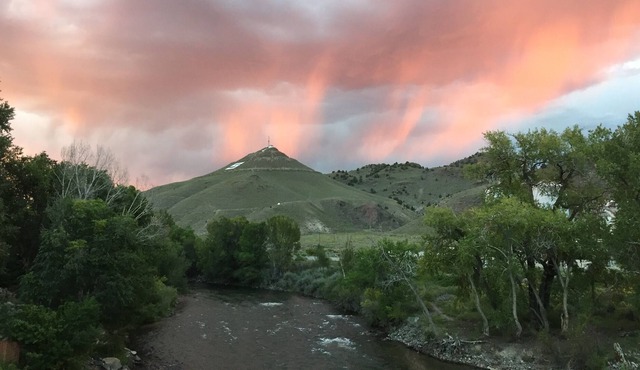 THREE DECKS ON THE RIVER, Barbecue and dine right on your own part of the River!