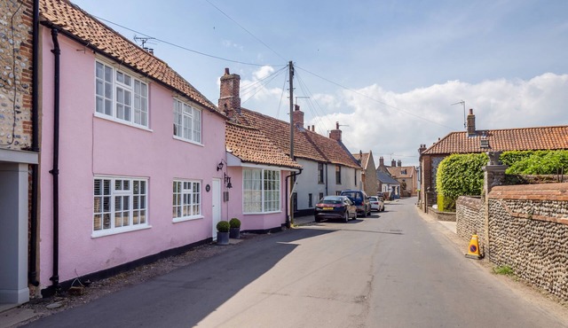 Three double bedroom fisherman’s cottage-breathtaking views across RSPB marshes.