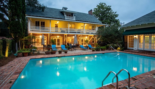 Three generations enjoy splashes & space. Sleeps 16. Walk to Village & Beach.