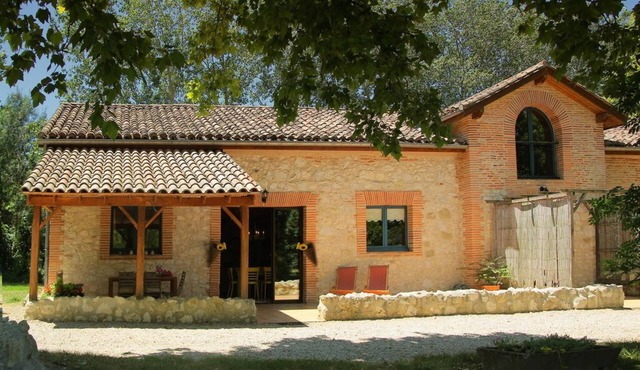Three gîtes set in a large estate, around a swimming pool heated to 27°.
