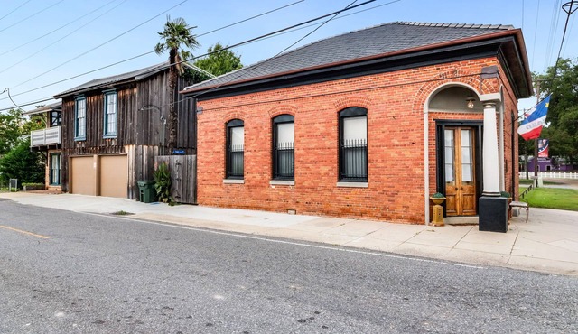 THREE Historic Units in Scott, Sleep 12, Near I-10